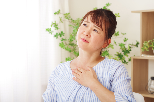 胸の痛みに苦しむ女性