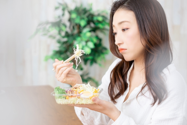 サラダを食べる女性