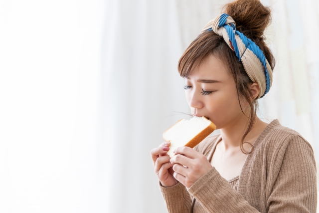 パンを食べる女性